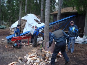 Veddag 2014-03-01. Ved som har sågats i januari klyvs och körs in i vedboden