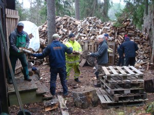 Veddag 2014-03-01. Ved som har sågats i i höstas travas i vedboden