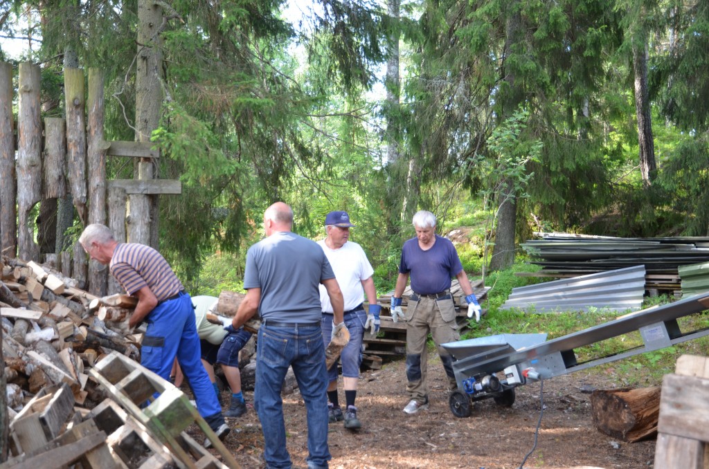 Veddag 2014-07-05: Torr ved körs in i vedboden