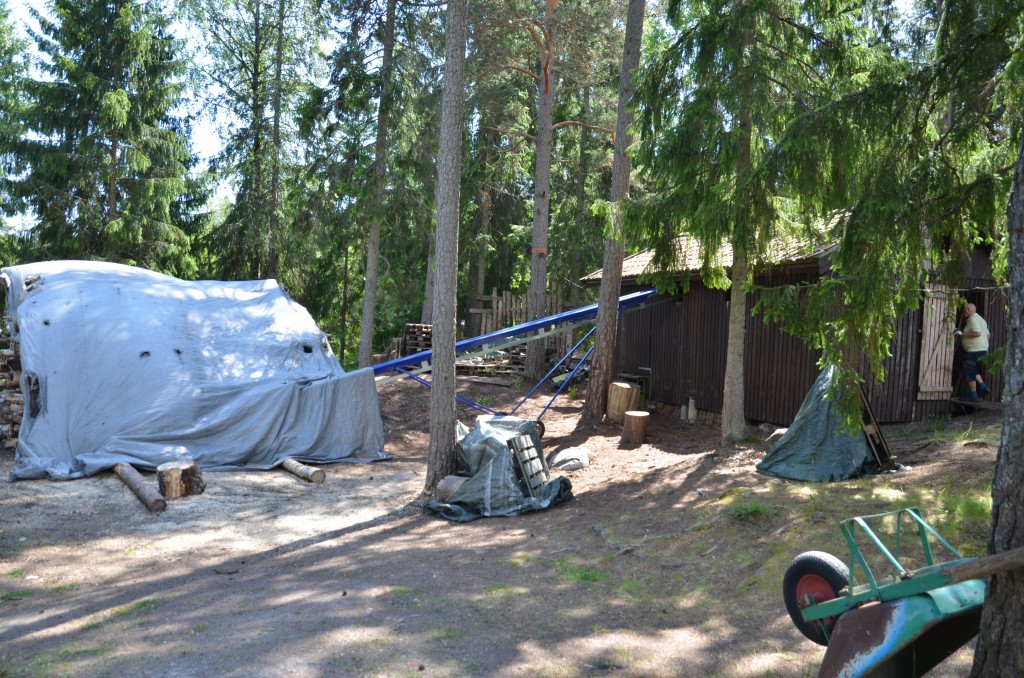 Veddag 2014-07-05: Arbetet är slutfört och det är rent och prydligt kring vedboden efter den stora städningen.