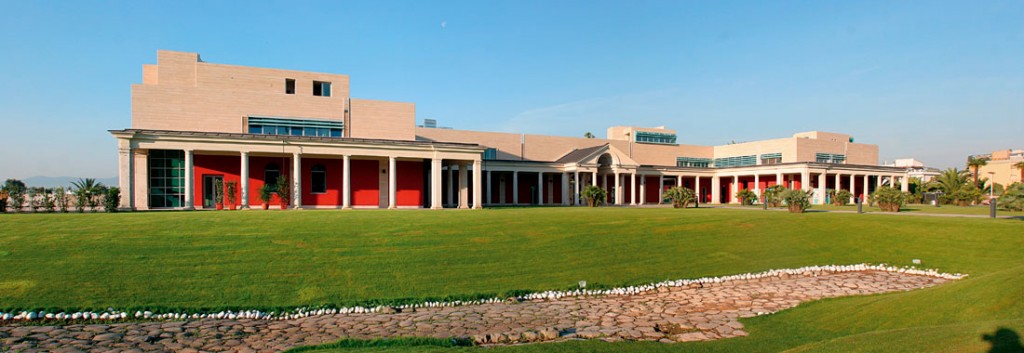 Le Terme di Roma – Acque Albule, huvudbyggnaden. I förgrunden syns den romerska leden Via Tiburtina mellan Rom och Tivoli. Foto: © Acque Albule S.p.A.