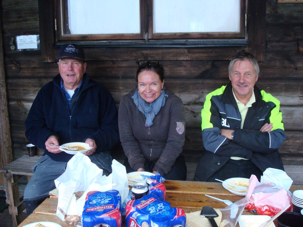 Veddag 2014-11-01, Öfverste Vedbevararen med våra två gäster, Pia och Lars