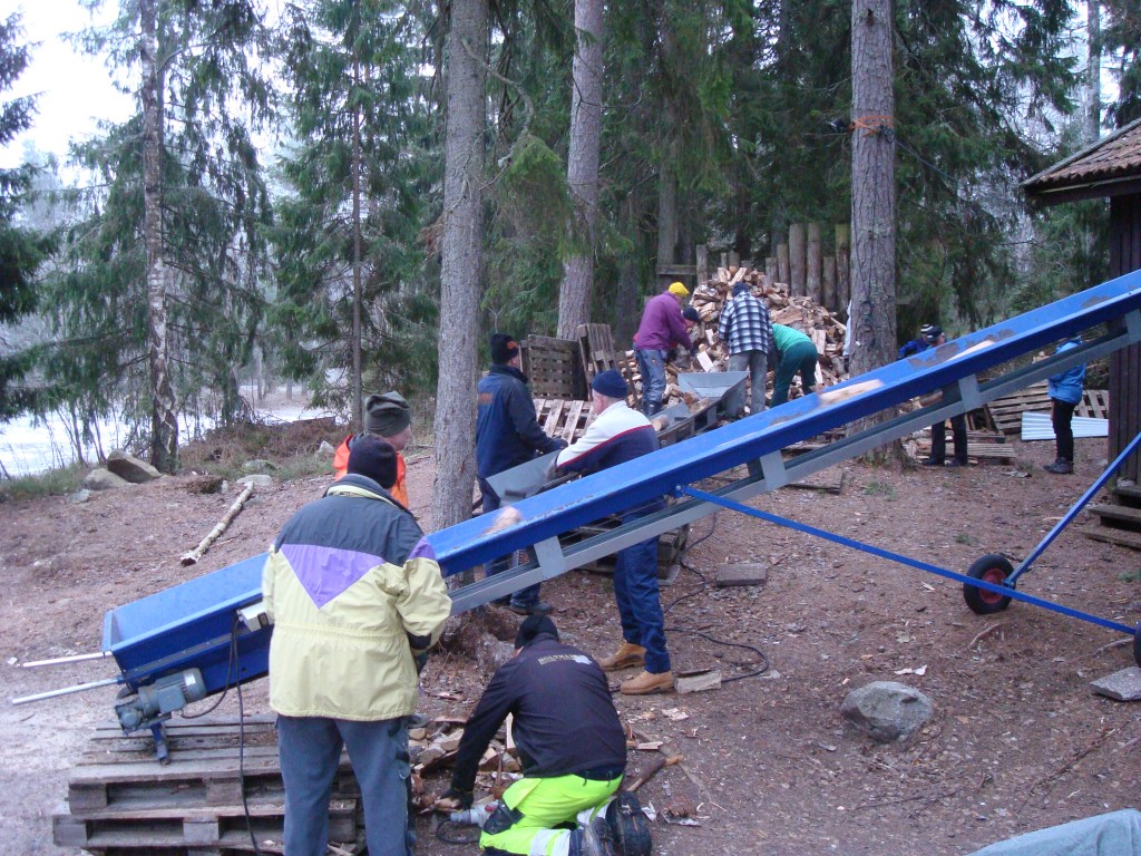 Veddag 2015-01-10. Vi kör in den sista veden i vedboden