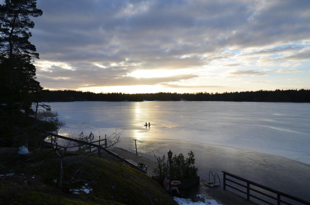 Eftermiddag vid Drängsjön. Sjunkstenen ligger kvar – frågan är "Hur länge?" 2015-02-15