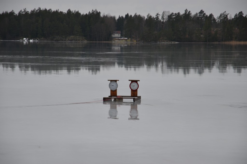 Under natten har det samlats mycket vatten på isen. Det är fortfarande stiltje. 2015-03-08 kl.08.45 