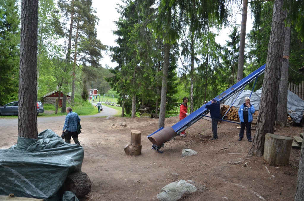 Veddag juni 2015. Det är fullt i vedboden och på yxkastarbanan.