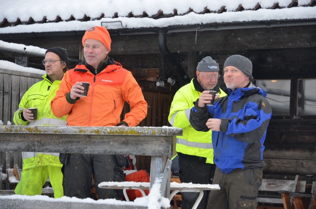 Veddag 2016-01-09. Bröderna värmer sig med kaffe och tittar ut över Drängsjön. Från vänster: Broder 4, Broder 14, Broder 13, Broder 27.