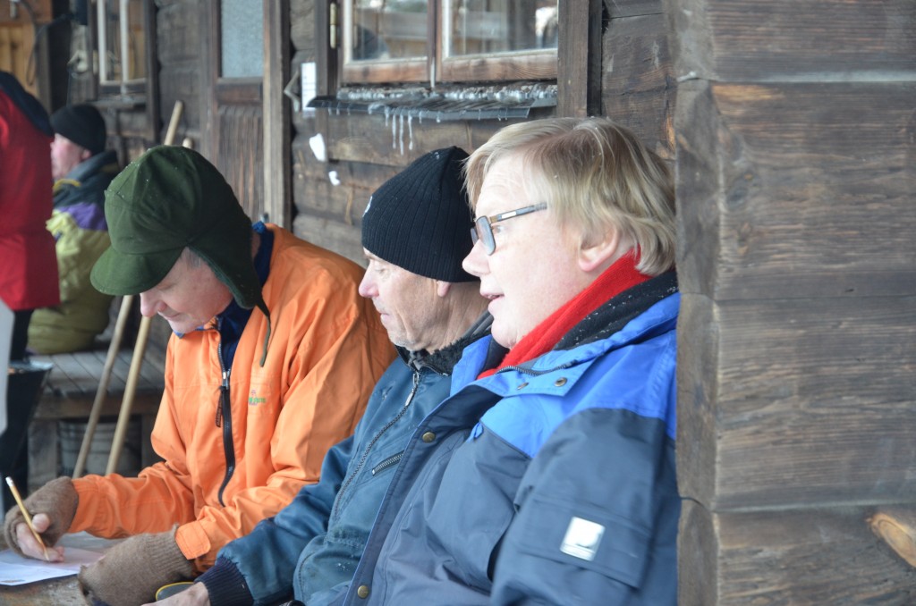 Veddag 2016-01-09. Broder 19 signerar närvarolistan medan Broder 12 och Broder 3 tittar.