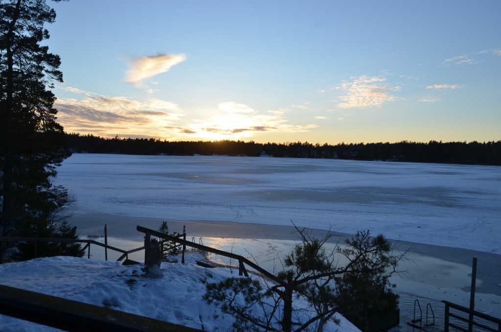 2016-02-25, Solnedgång över Drängsjön. Det är åter is på sjön, men det finns vattenfickor och det går inte att färdas på isen. Vattnet i sjön har stigit och går på flera stålen över bryggan.