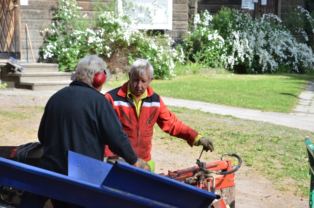 Veddag 2016-06-05. Broder 1 och Lena (med ryggen till)